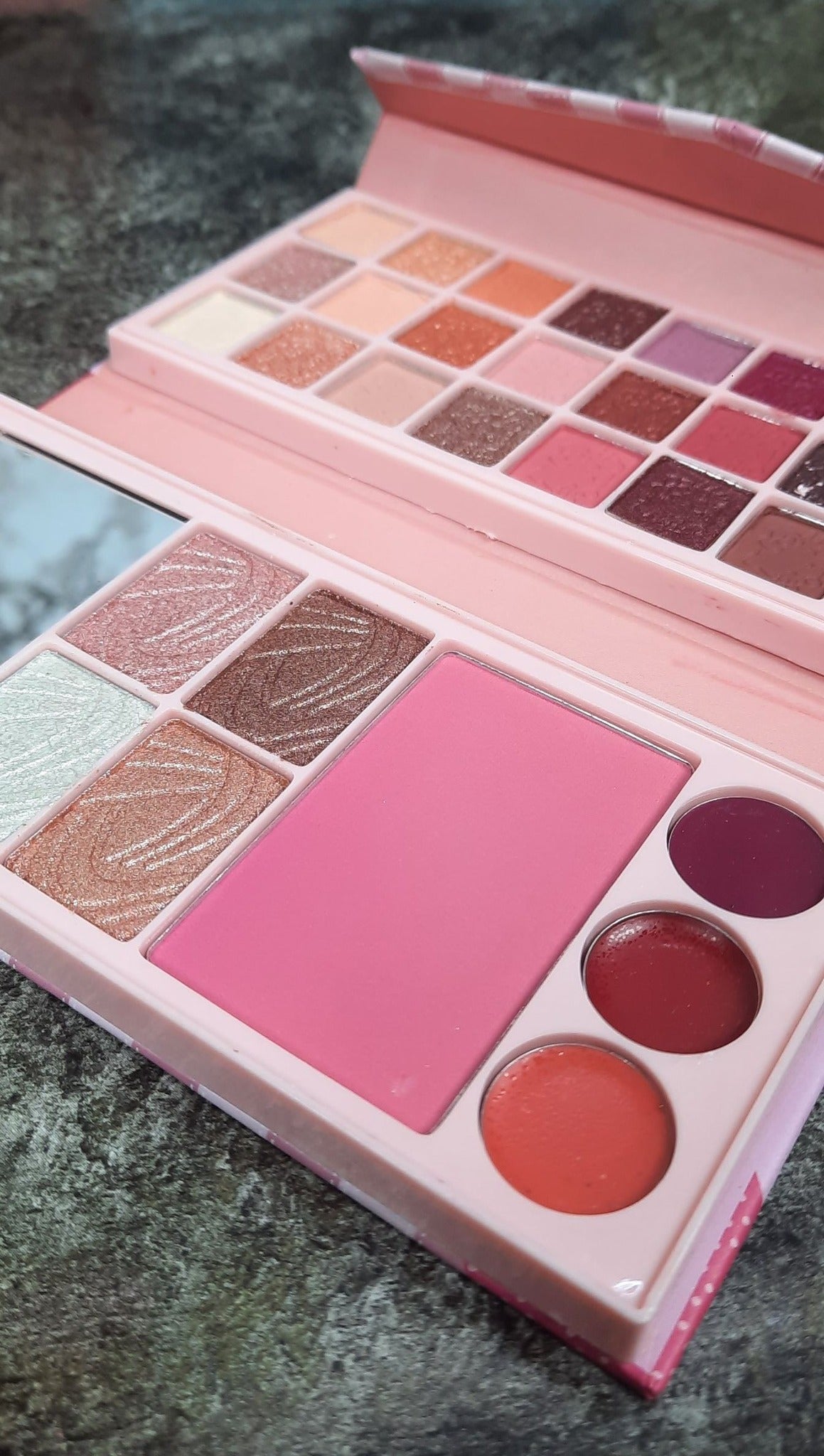 MISS VANESSA HELLO KITTY PINKY PALETTE