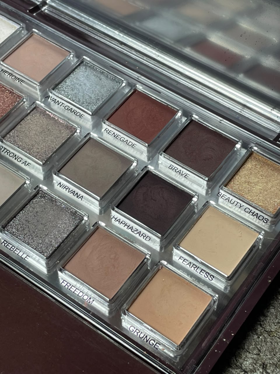 HUDA MOJI PALETTE ONE TIME SWATCH ONLY 1PC